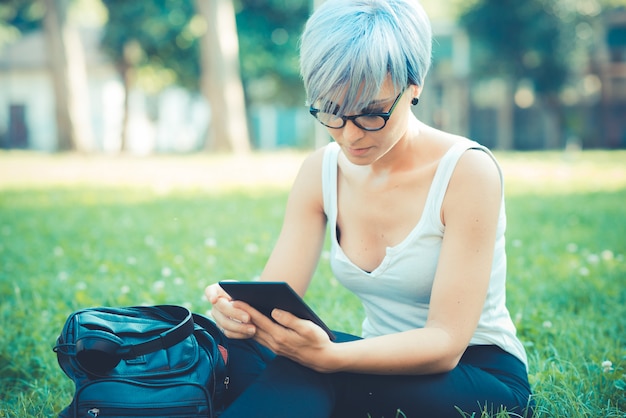 femme belle jeune hipster de cheveux bleus courts avec tablette