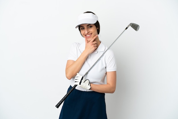 Femme belle jeune joueur de golfeur isolé sur fond blanc heureux et souriant