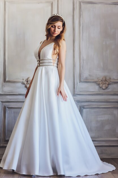 Femme belle mariée en robe de mariée et voile. portrait de mode de jeune mariée magnifique. Robe de mariée.