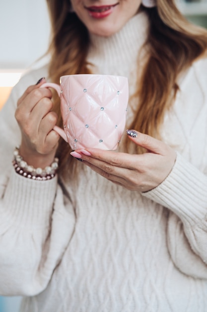 Femme avec une belle tasse de café