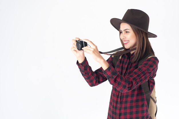 Femme belle voyageur sur fond blanc