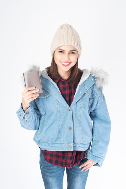 Femme belle voyageur sur fond blanc