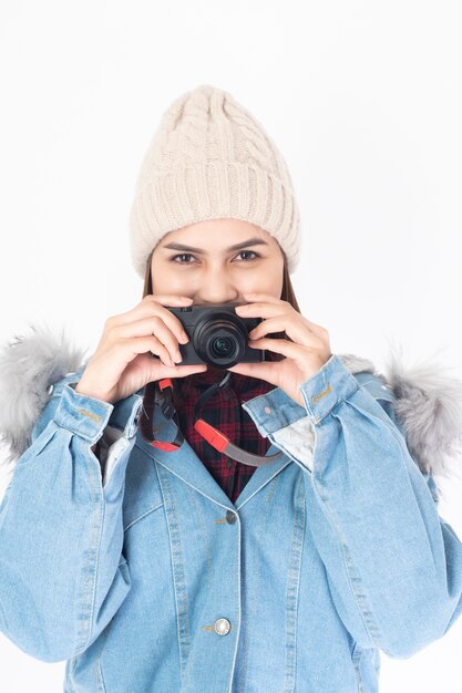 Photo femme belle voyageur sur fond blanc