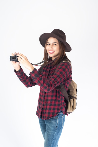 Femme belle voyageur sur fond blanc