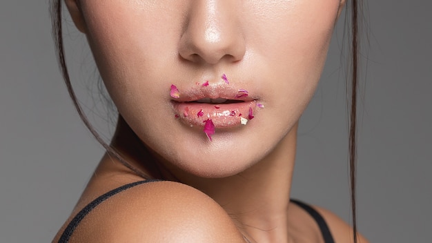 Femme avec de belles lèvres rouges gros plan