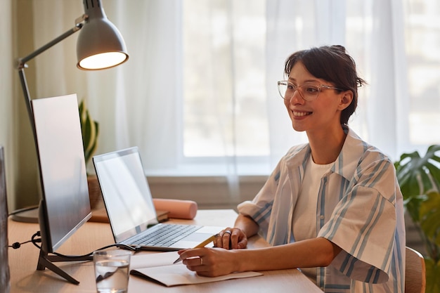 Femme bénéficiant d'un cours d'éducation en ligne