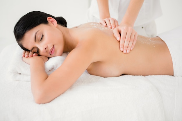 Femme bénéficiant d&#39;un massage au gommage au sel
