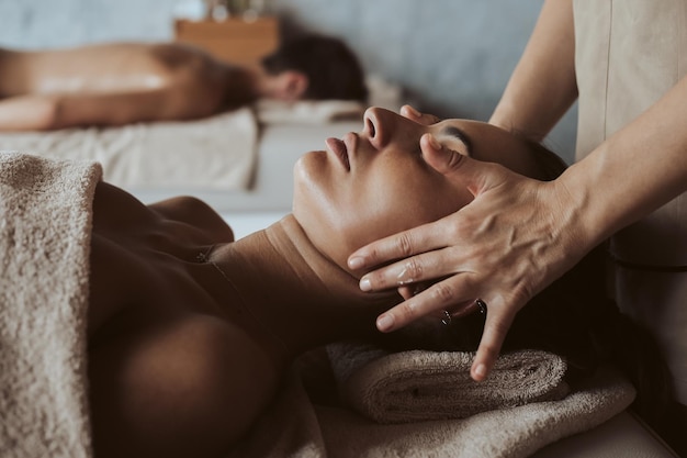 Femme bénéficiant d'un massage du visage, de la poitrine et des épaules à Spa