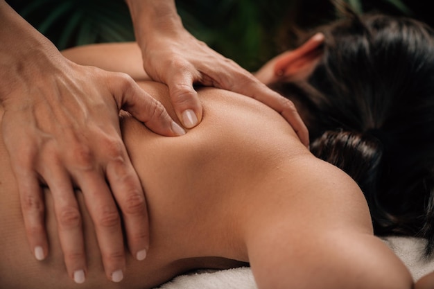 Femme bénéficiant d'un massage des tissus profonds