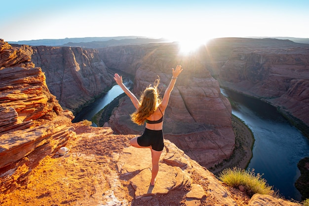 Femme bénéficiant d'une vue sur Horseshoe Bend, Arizona. Femme touristique.