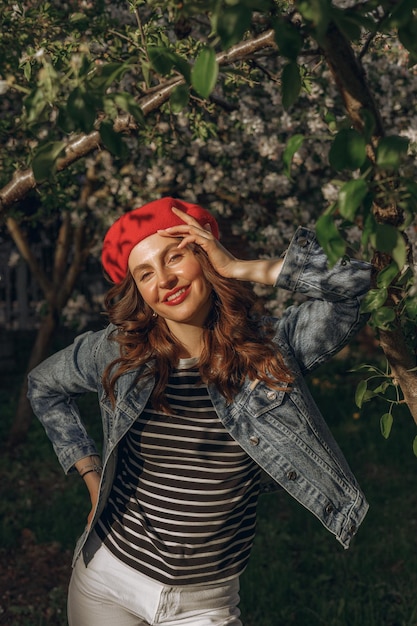 femme en béret aux cheveux ondulés et aux lèvres rouges