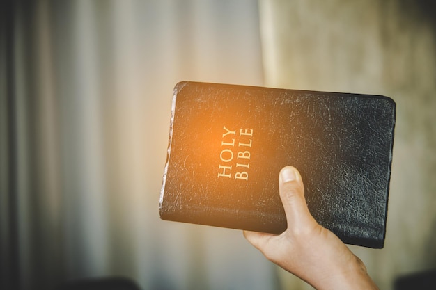 Femme avec bible