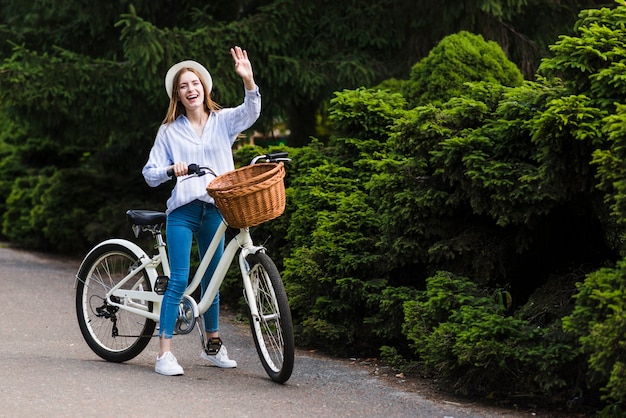 Femme, bicyclette, agitant