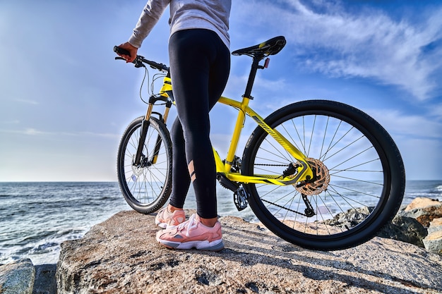 Femme, bicyclette, rivage