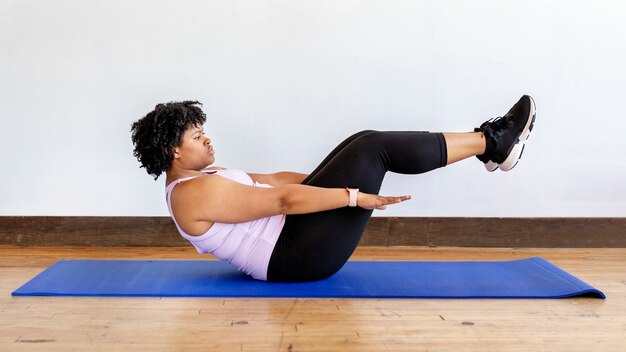 Femme bien roulée en cours de yoga