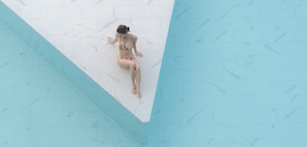 Femme en bikini assis au bord de la piscine en carreaux de marbre blanc avec de l'eau déchirée bleue.