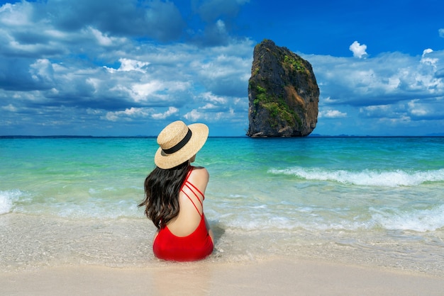 Femme en bikini sur l'île de Poda, Thaïlande.