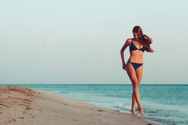 Femme, bikini, plage