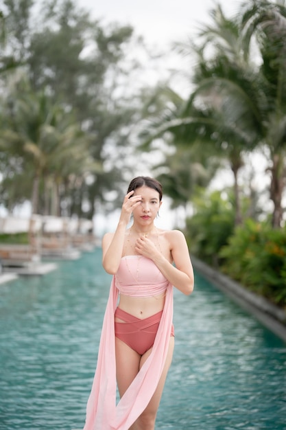 Femme en bikini sexy au bord de la piscine en plein air