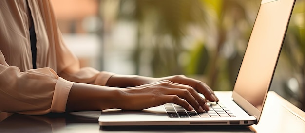 Une femme biraciale utilise un ordinateur portable à la maison pour un mode de vie moderne de travail à distance