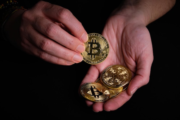 Femme avec des bitcoins dans ses mains