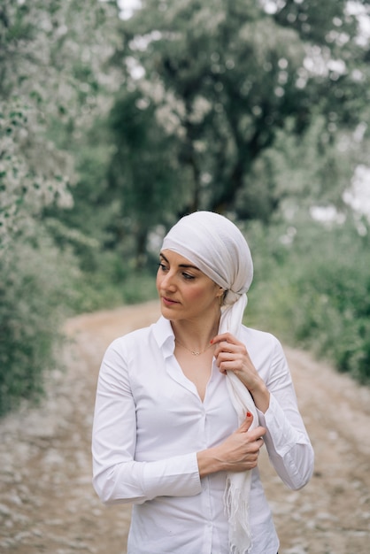 Femme, blanc, foulard, forêt