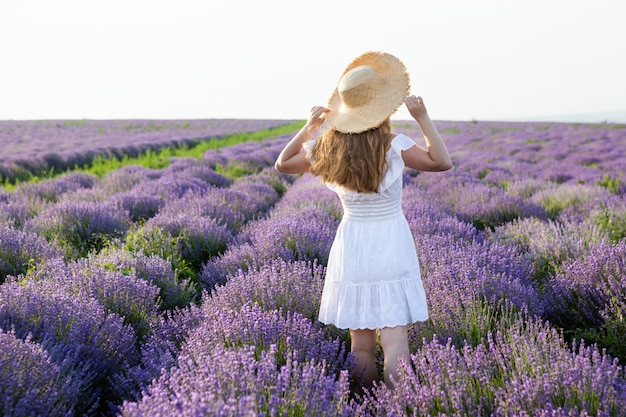 Femme, blanc, robe, paille, chapeau, lavande, champ