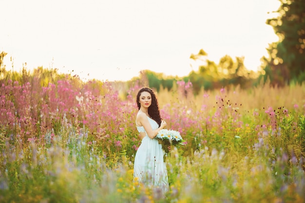 Femme, blanc, robe, poser, champ