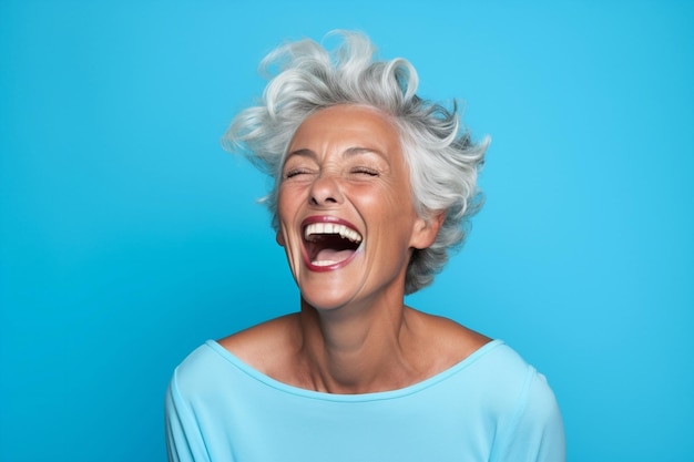 Femme blanche femme âgée beauté grand-mère sourire cheveux heureux visage joyeux personne âgée rire mature bonheur adulte âgé caucasien portrait d'âge retraité