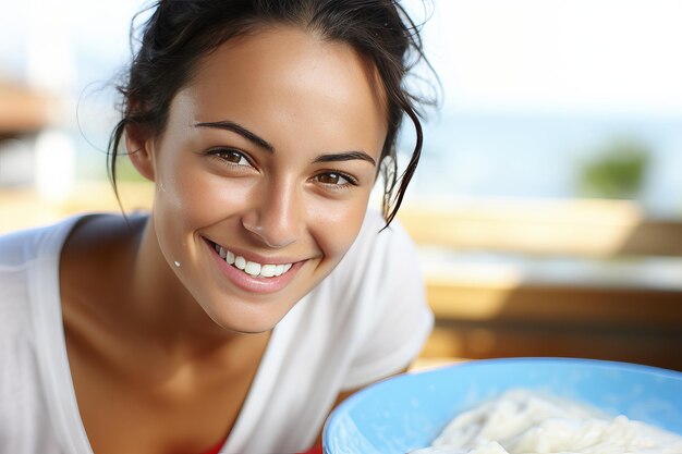 Photo une femme blanche heureuse lave un plat blanc étincelant dans une cuisine magnifiquement éclairée.