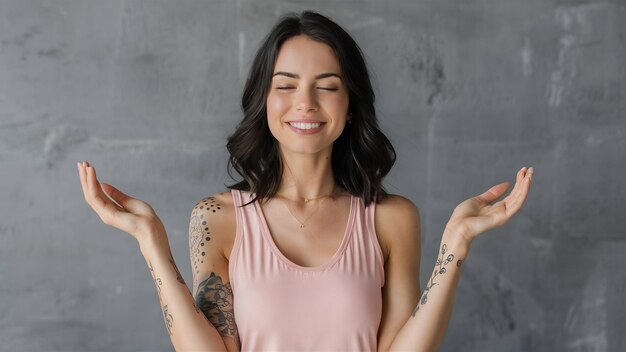 Photo une femme blanche joyeuse, heureuse, souriante, avec des tatouages, des yeux fermés et un sourire soulagé, se sentant détendue.