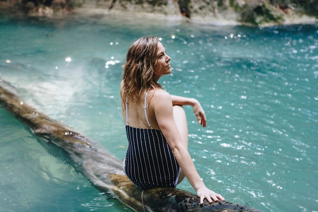 Femme blanche en profitant de la cascade