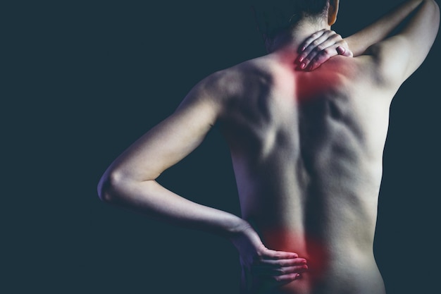 Femme avec blessure musculaire