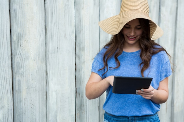 Femme, bleu, sommet, chapeau, utilisation, tablette numérique