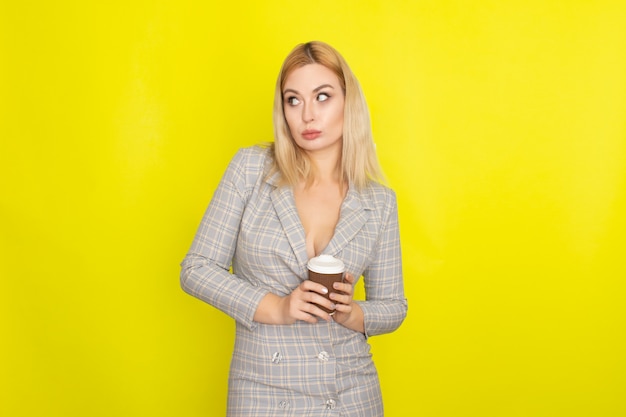 Femme blonde d'affaires avec une tasse de café