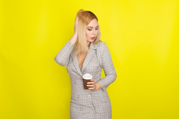 Femme blonde d'affaires avec une tasse de café