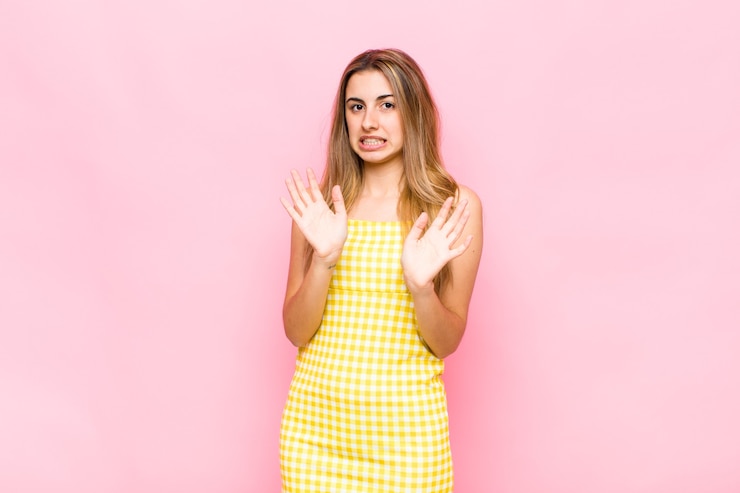 Photo femme blonde à l'air nerveuse, anxieuse et inquiète, ne disant pas ma faute ou je ne l'ai pas fait