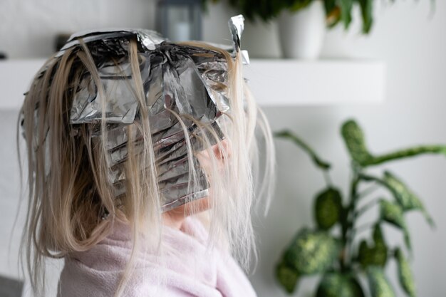 Femme Blonde Au Salon De Coiffure