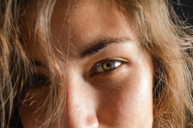 Femme blonde aux yeux verts deux yeux