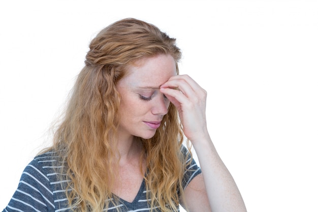 Une femme blonde ayant des maux de tête