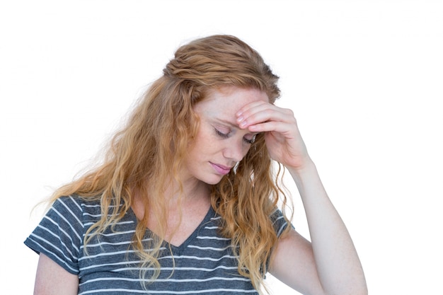 Une femme blonde ayant des maux de tête