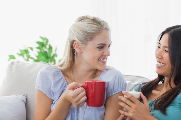 Femme blonde bavardant avec son amie