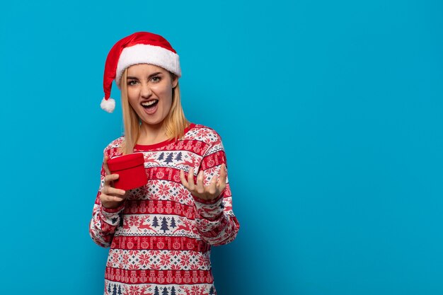 Femme blonde avec Bonnet de Noel à la colère