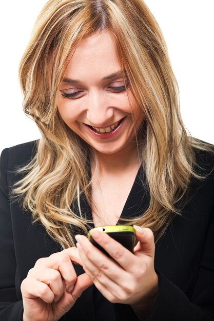 Femme blonde caucasienne utilise mobile