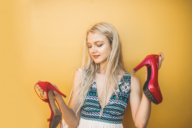 femme blonde avec des chaussures