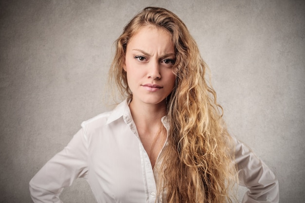 Femme blonde en colère