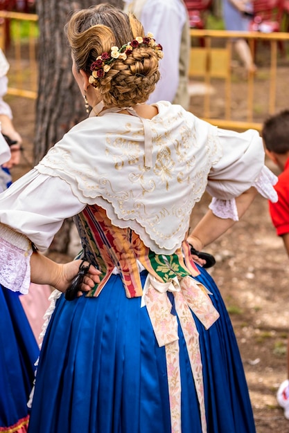 Femme blonde avec costume traditionnel et castagnettes dans ses mains Danse folklorique