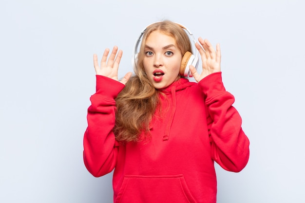 Femme blonde crier avec les mains en l'air, se sentir furieux, frustré, stressé et bouleversé