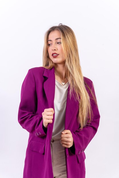 Femme blonde dans un portrait isolé sur fond blanc portant un trench-coat violet