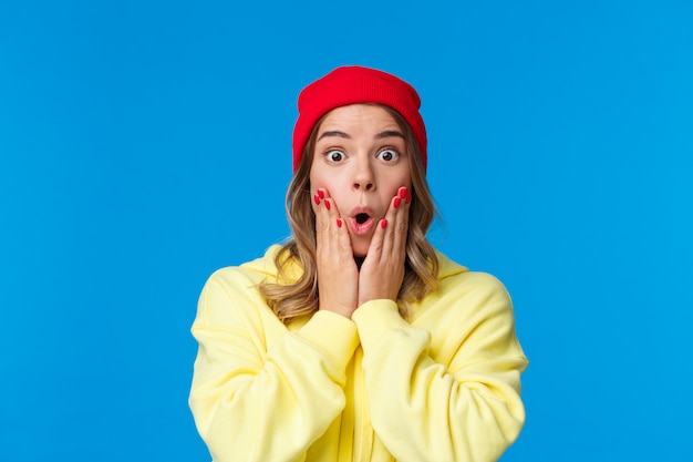 Femme blonde dans un sweat jaune